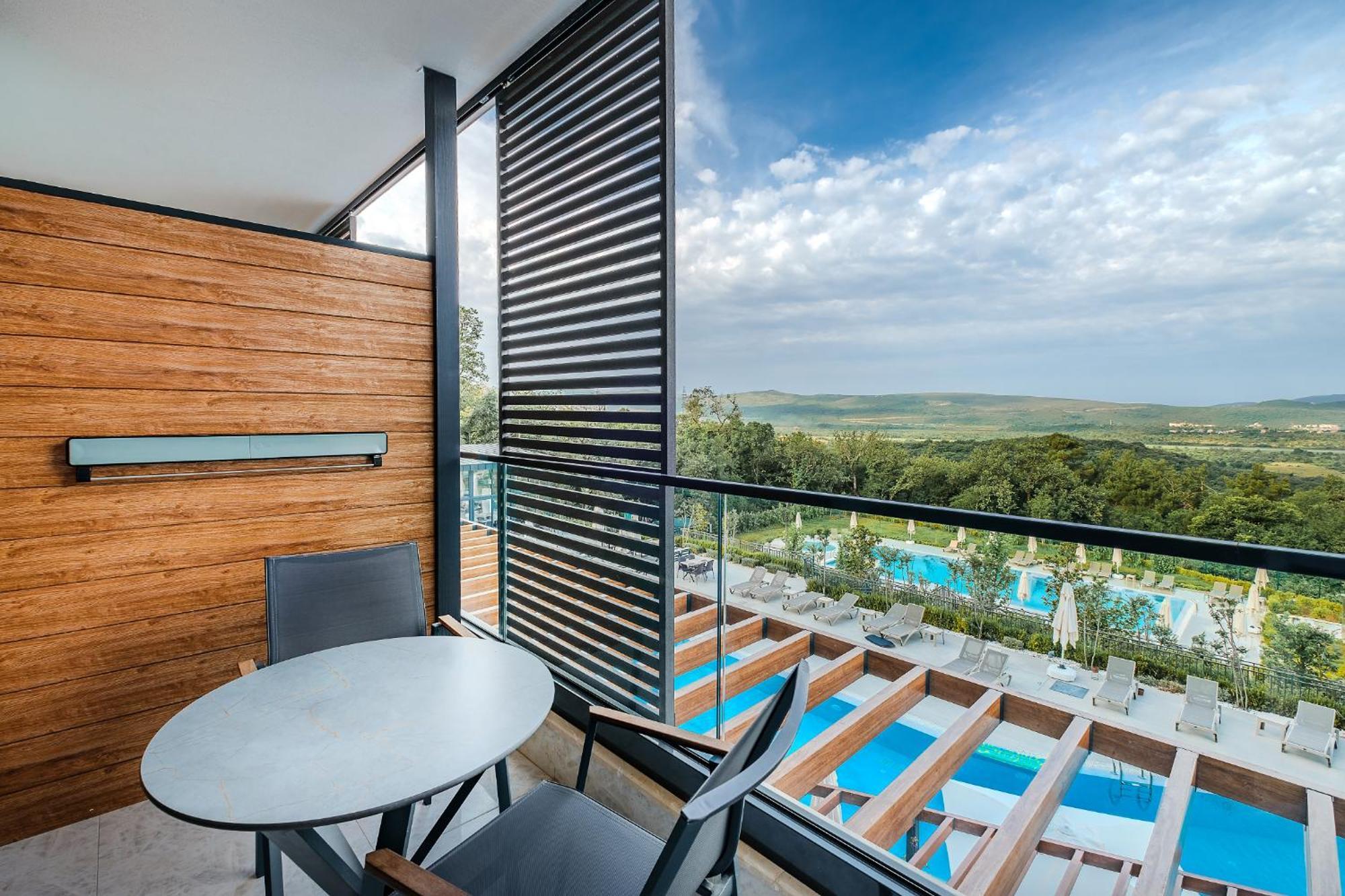Montenegro Lodge Kavač Chambre photo Balcony of a suite at the Hilton Athens