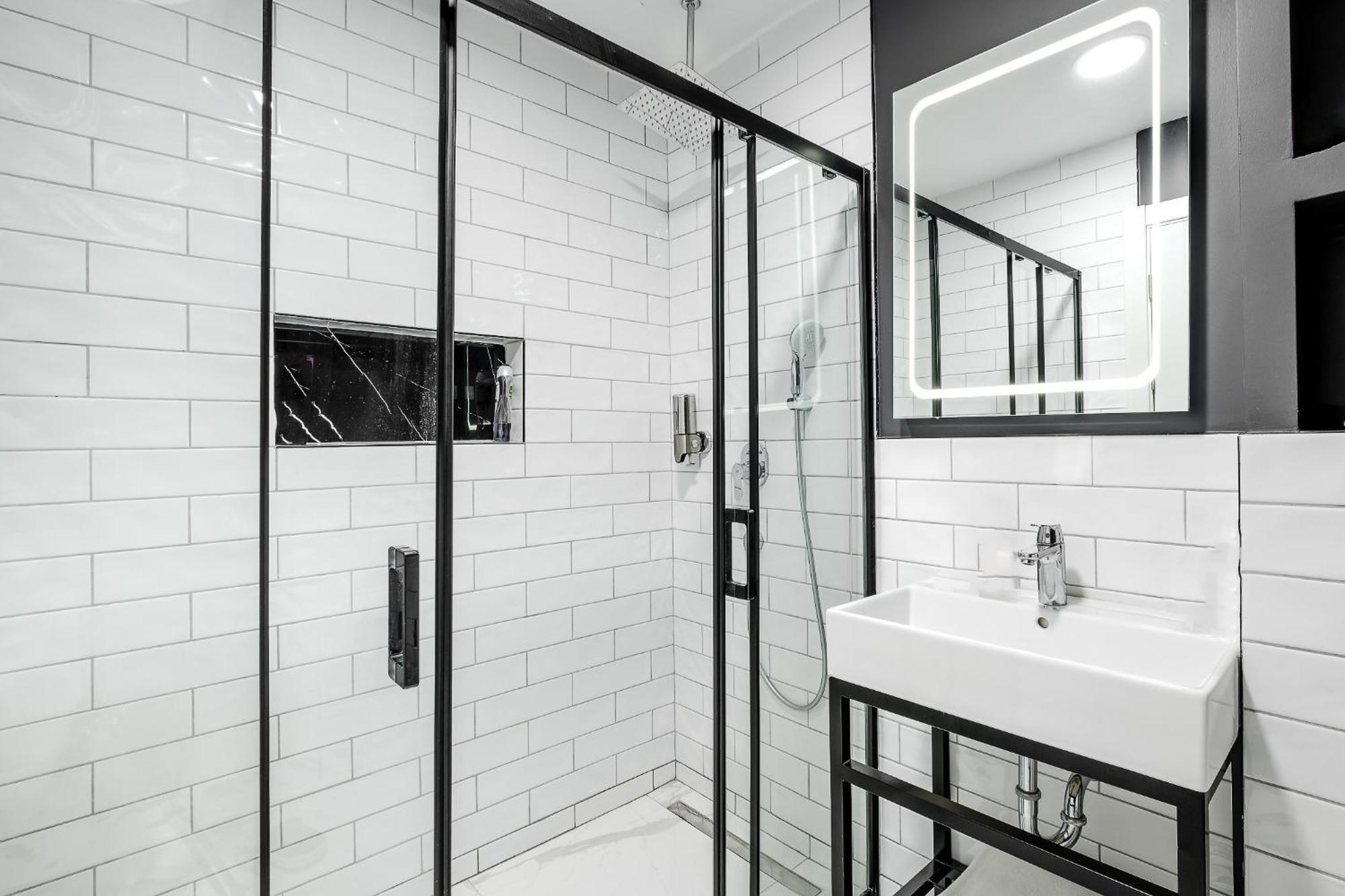 Montenegro Lodge Kavač Chambre photo A shower enclosure