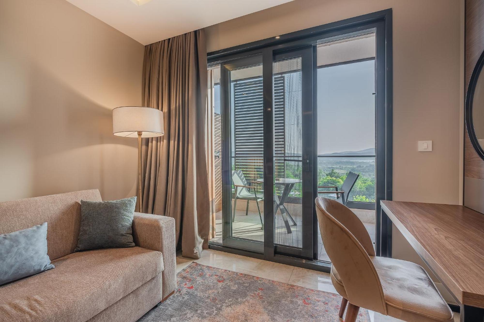 Montenegro Lodge Kavač Chambre photo A living room with a sliding door