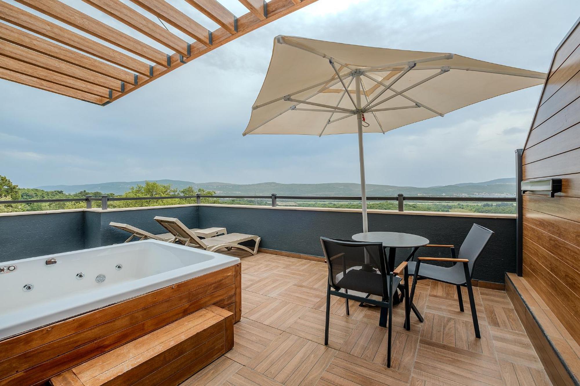 Montenegro Lodge Kavač Chambre photo Terrace with a hot tub