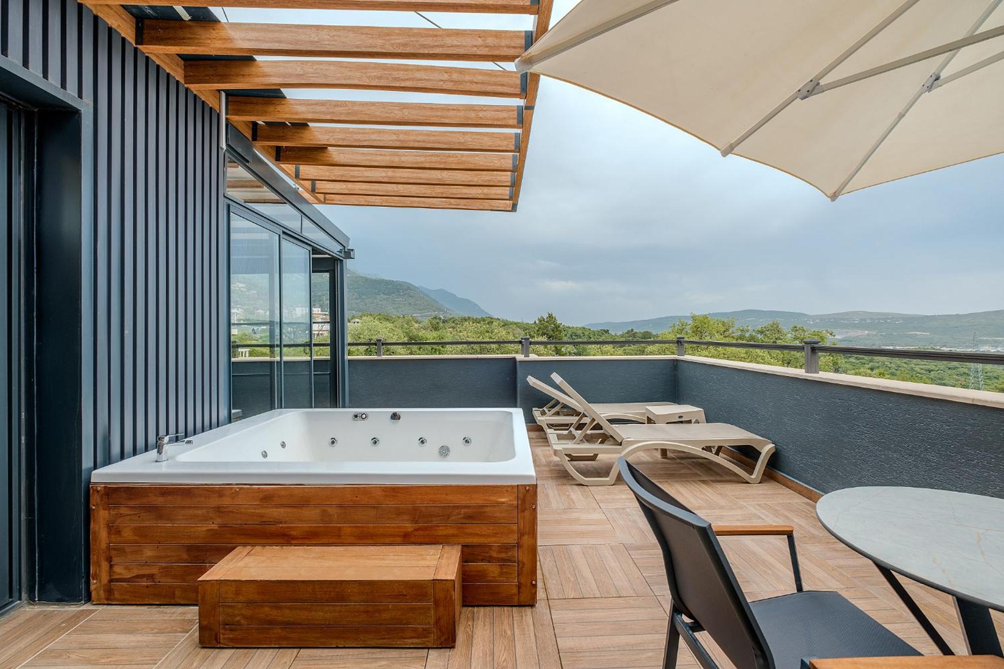 Montenegro Lodge Kavač Chambre photo Rooftop terrace with a hot tub