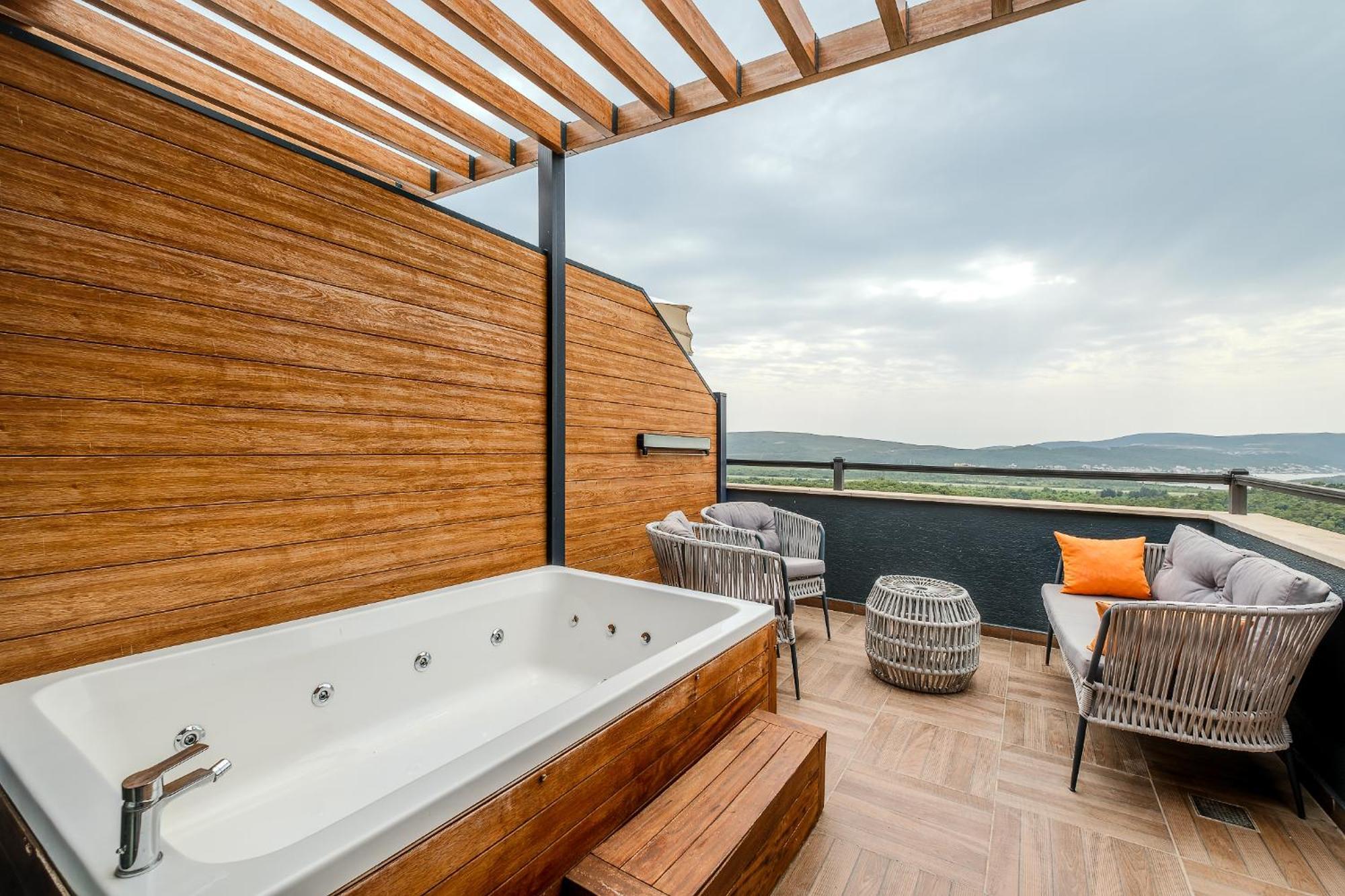 Montenegro Lodge Kavač Chambre photo A rooftop spa