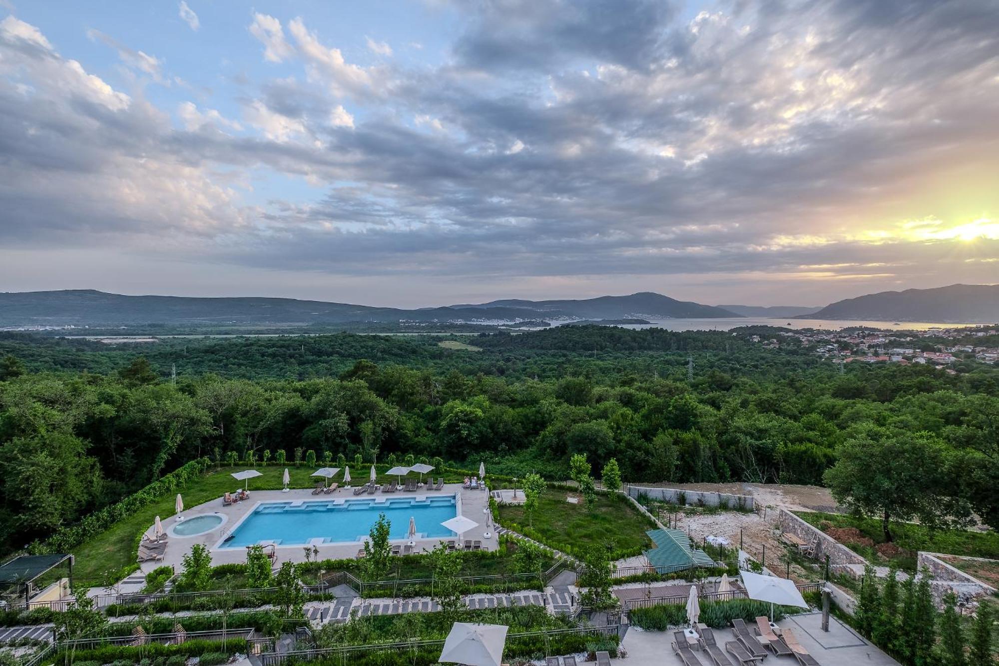 Montenegro Lodge Kavač Extérieur photo View of the resort