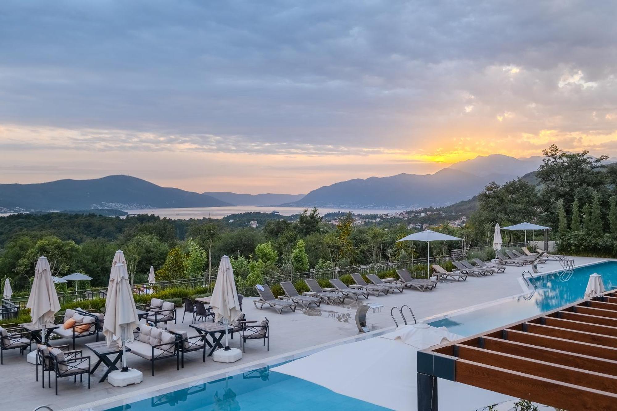Montenegro Lodge Kavač Extérieur photo Sunset at the hotel