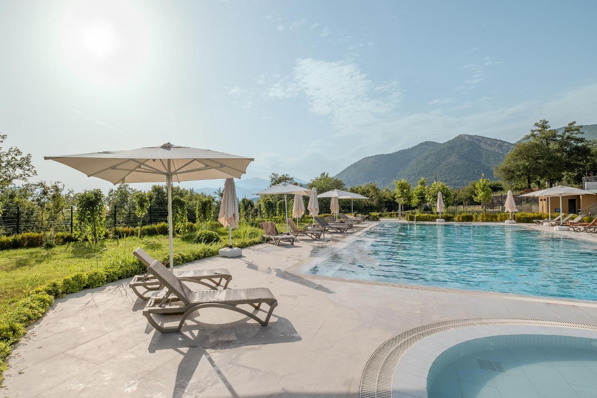 Montenegro Lodge Kavač Extérieur photo The swimming pool at the hotel