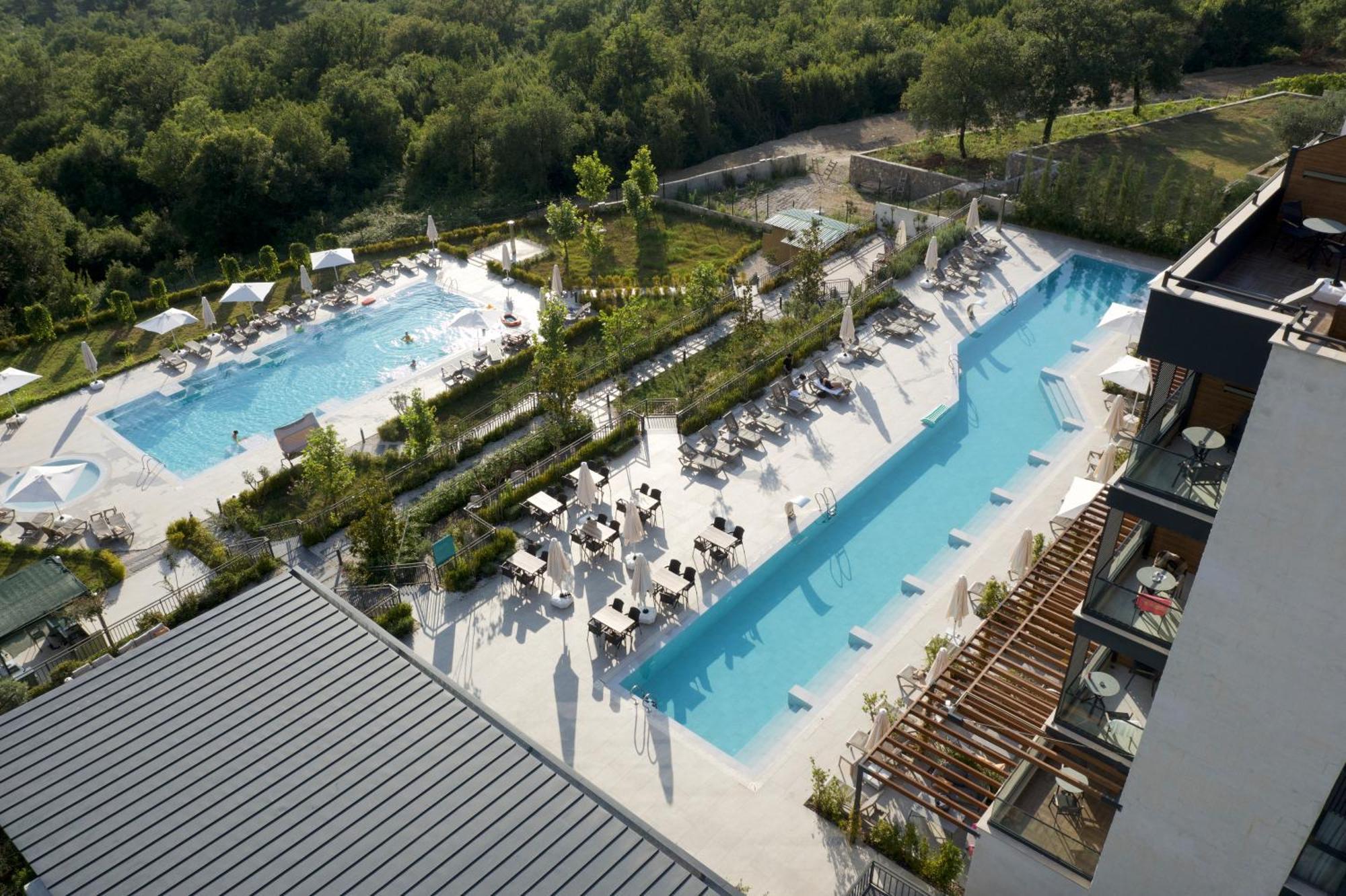 Montenegro Lodge Kavač Extérieur photo The swimming pool at the Hotel